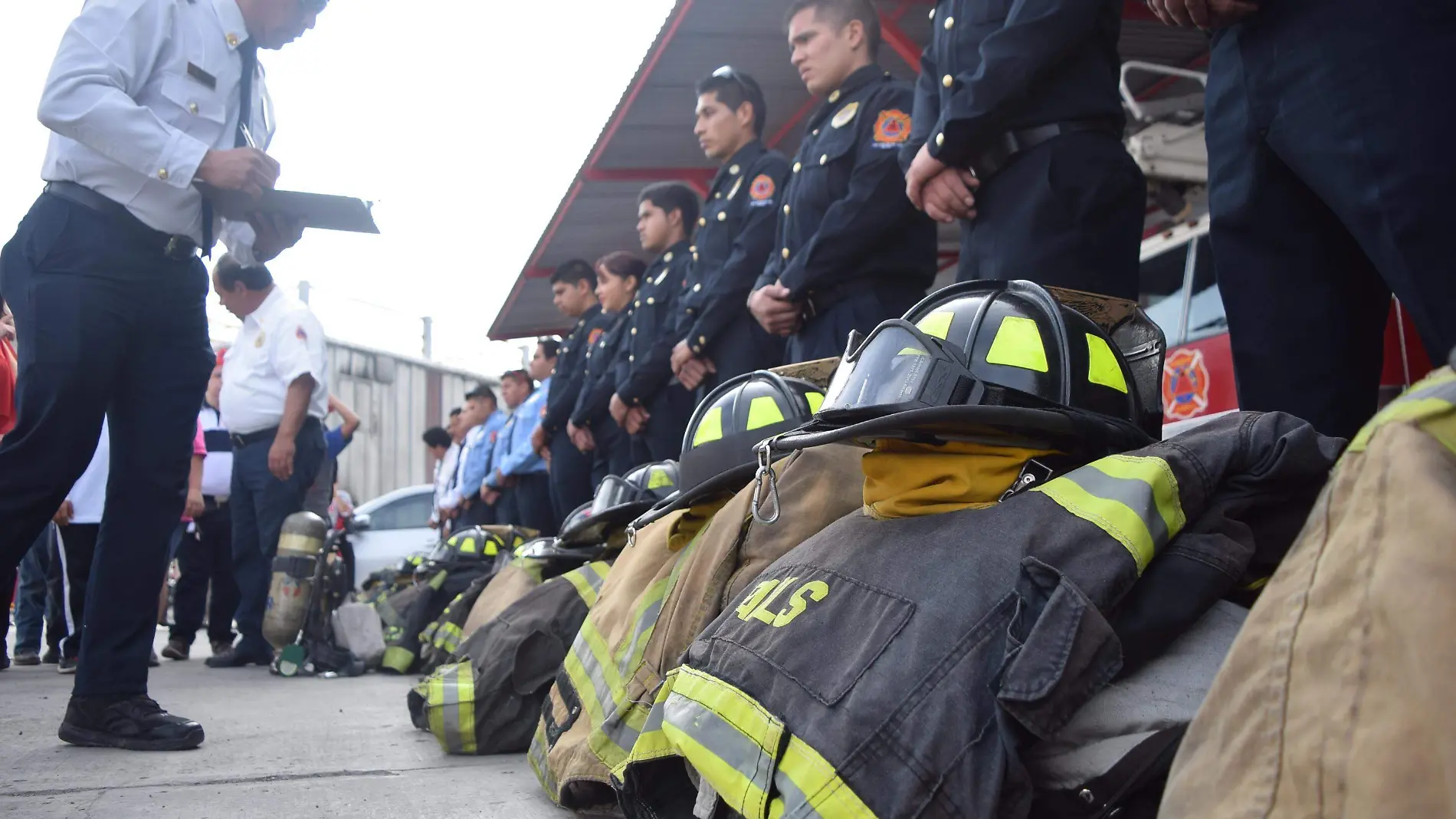 Los bomberos requieren equipo nuevo. Foto Jacob Cabello